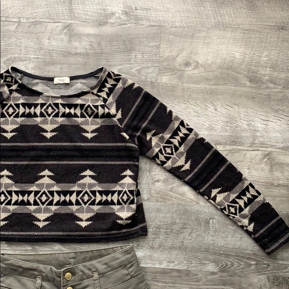 Tobi Cropped Thin Sweater - Picture 3 of 4